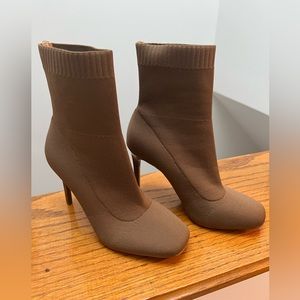 Brand new never wore them either I have them in black too!!!